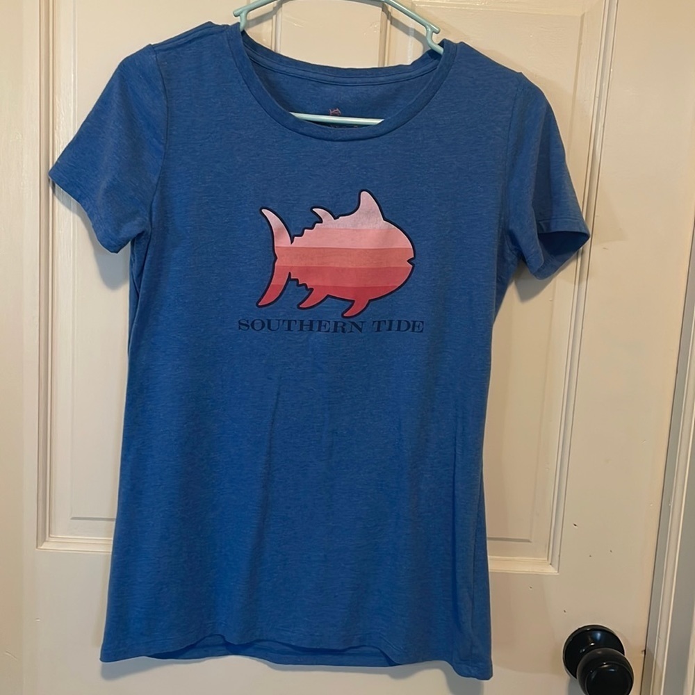 EUC Southern Tide T-shirt. Blue with pink 🐠 fish. XS